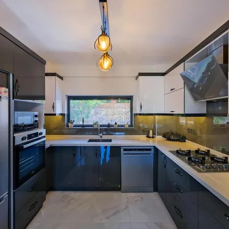 Lotus/ Oeluedeniz Isitmali Kapali Havuzlu פאטהיה