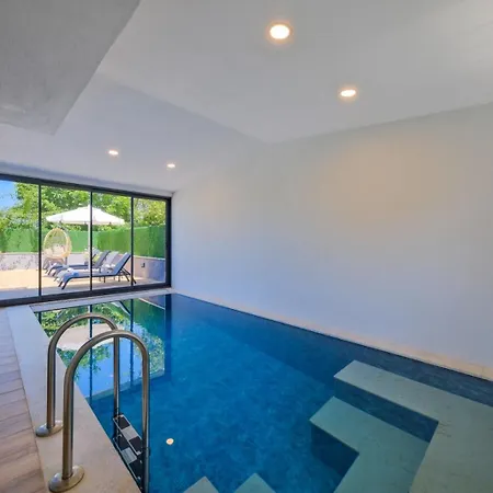 Lotus/ Oeluedeniz Isitmali Kapali Havuzlu Fethiye