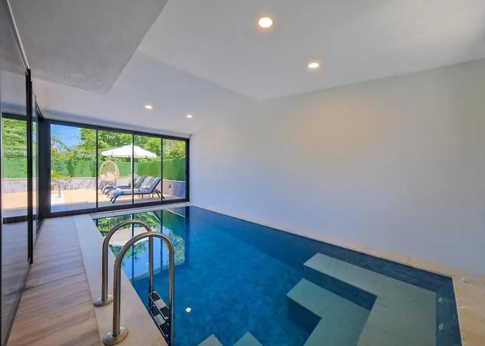 Lotus/ Oeluedeniz Isitmali Kapali Havuzlu フェティエ