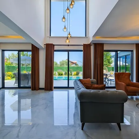 Lotus/ Oeluedeniz Isitmali Kapali Havuzlu Fethiye